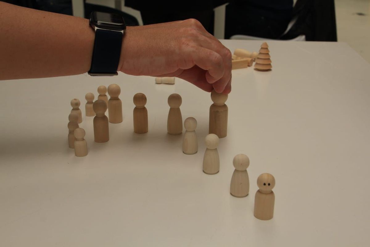Constelación con figuras de madera